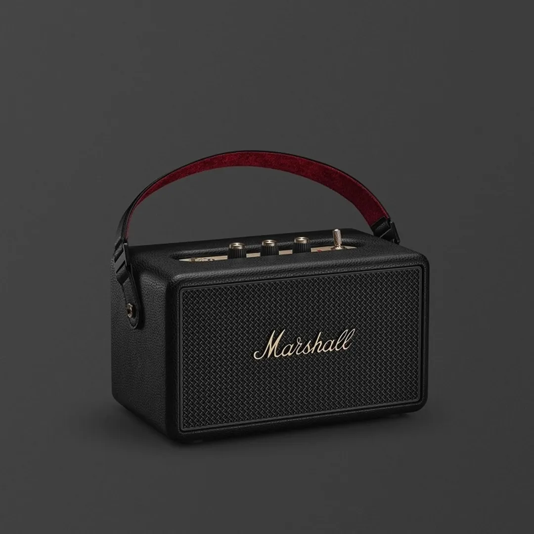 Con 50 W de potencia, el Marshall Kilburn III alcanza más de 50 horas de reproducción continua.