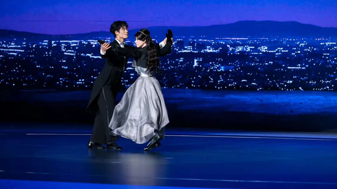En esta pareja de baile todo se presenta normal, salvo el hecho que uno de ellos es un robot humanoide.
