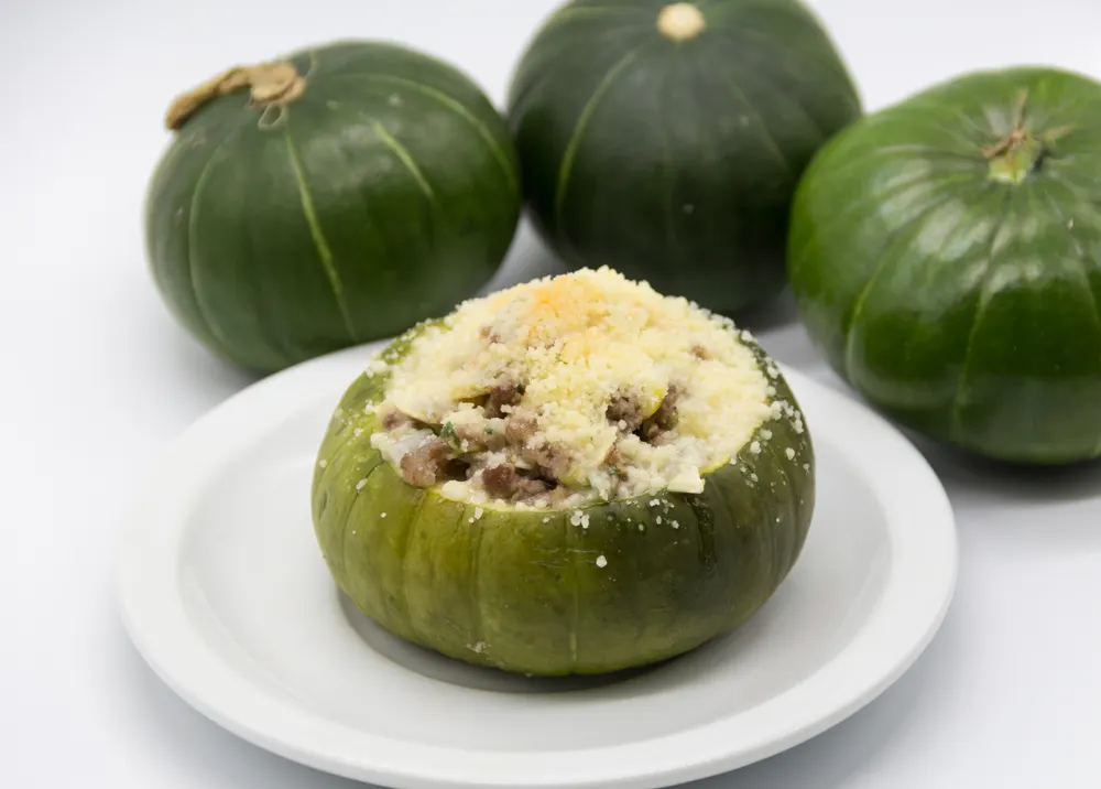 Esta receta es típica de muchas cocinas caseras latinoamericanas y mediterráneas, donde se aprovechan los vegetales de temporada como base para rellenos sabrosos.