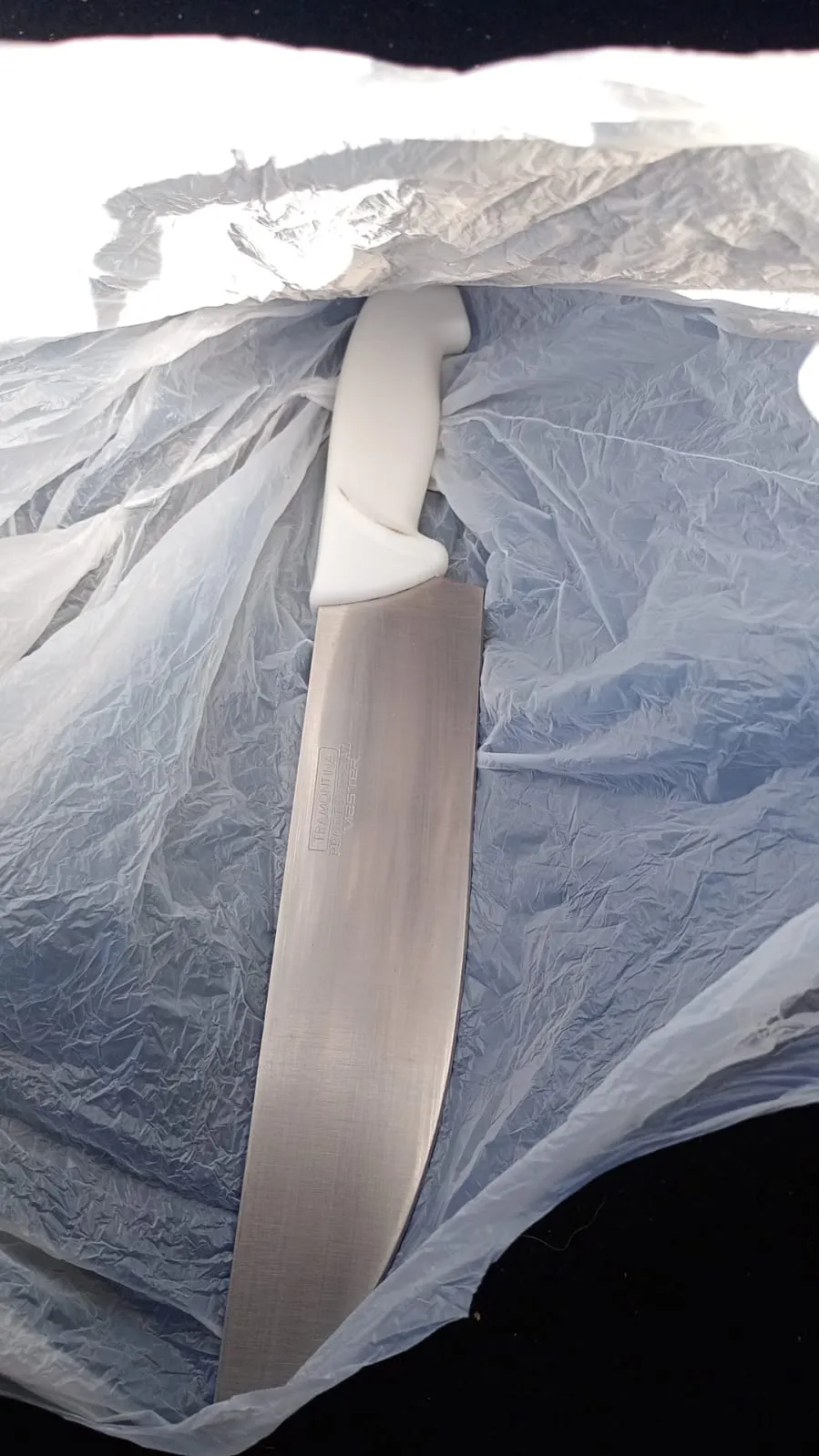 El cuchillo que le arrojó el malviviente a la víctima del robo. 