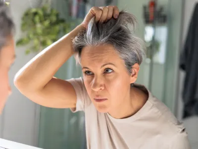 Tres cambios en la ducha que transforman el aspecto de tus canas