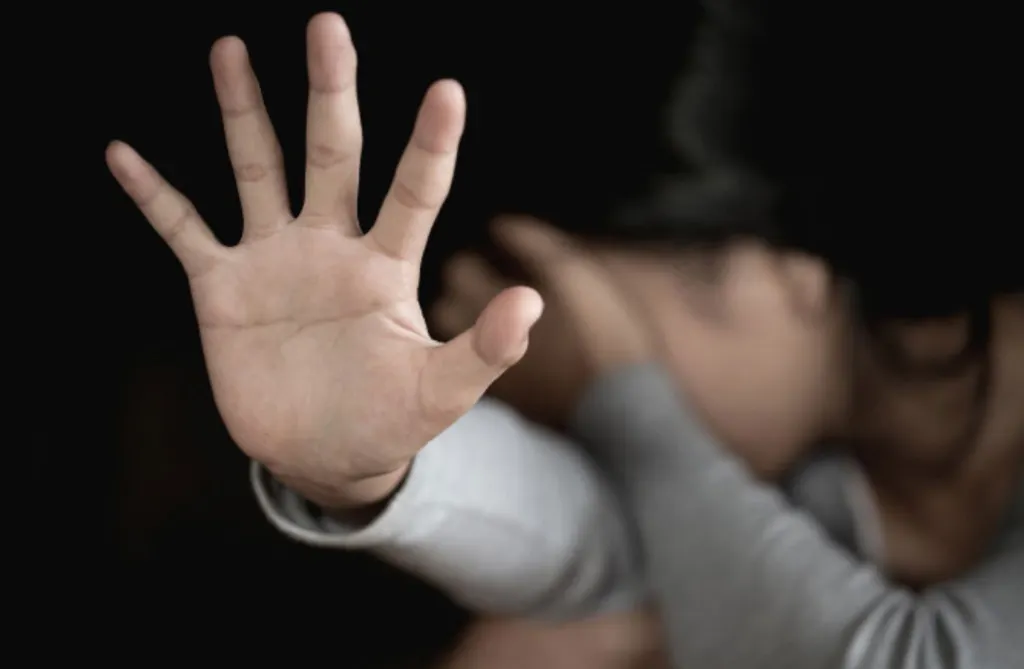 La víctima era golpeada cuando no obedecía al violador. (Foto ilustrativa)