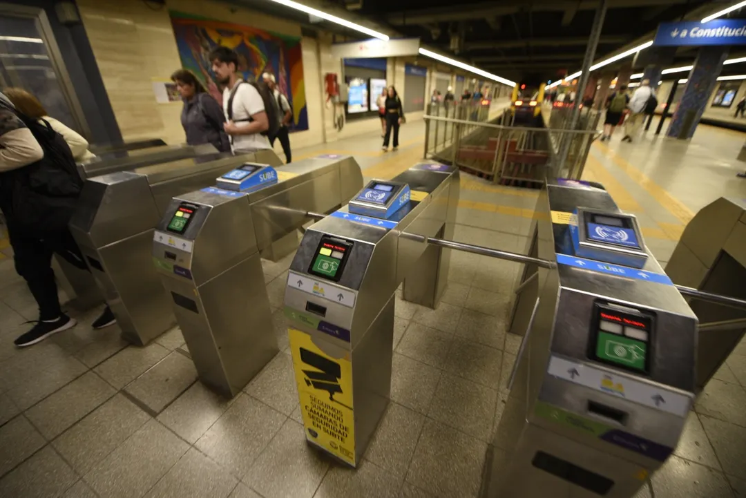 Los trabajadores de una línea de subte levantarán los molinetes este martes por un reclamo salarial.
