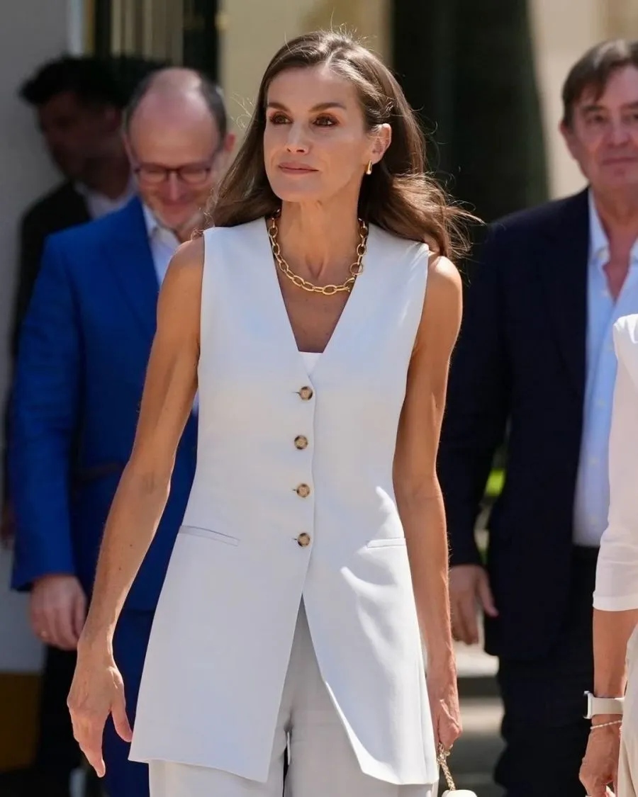 El look monocromático de la reina Letizia en Jerez de la Frontera.
