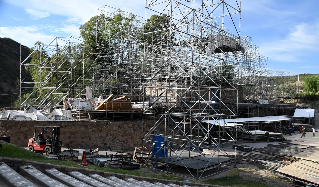Con una fuerte impronta histórica por los 90 años, la nueva edición suma 700 metros de cajas lumínicas, músicos en posición central y mejoras en el entorno del teatro griego.