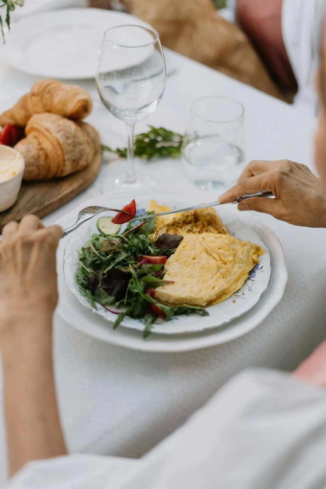 Hay personas que colocan a la tortilla en el centro del plato, eliminando al bife y acompañando a la misma con guarniciones de otros vegetales.