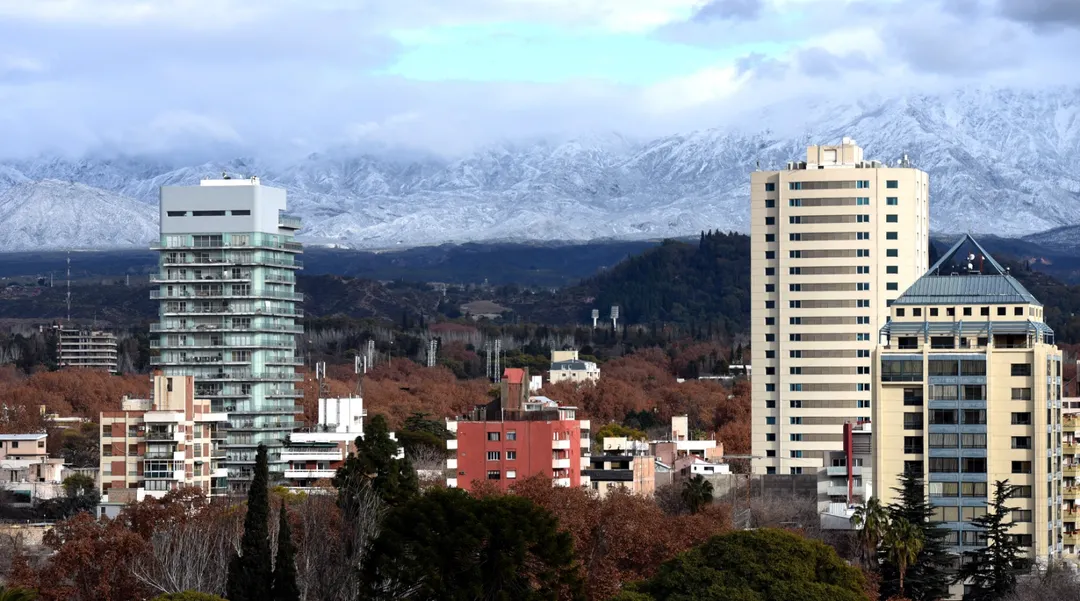 Mientras las grandes ciudades del mundo comprenden que su historia no es sólo un activo estratégico, sino también un deber moral, en Mendoza el patrimonio cultural parece relegado al abandono y al olvido.