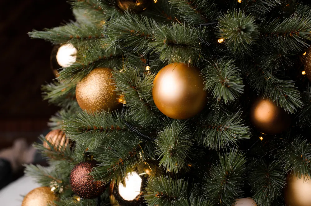 El color que dominará en la decoración del árbol de Navidad será el champagne.