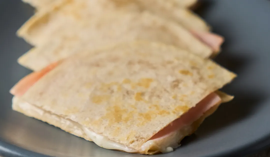 La receta de quesadilla de queso es una de las más preparadas en los hogares mexicanos.