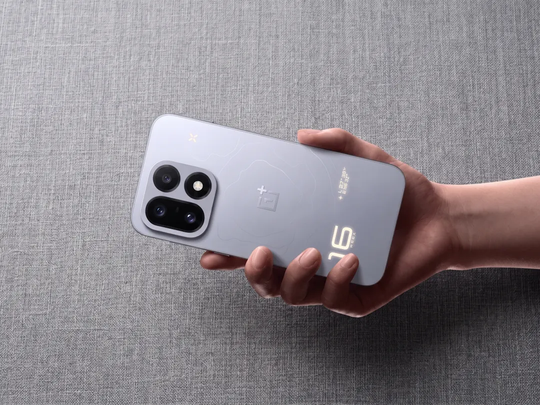 El nuevo OnePlus 16 exhibe un módulo de cámara cuadrado con terminaciones en vidrio suave.