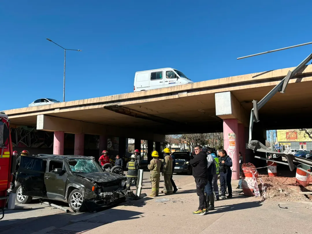 El accidente se habría producido luego de que el conductor de la Jeep intentara cambiar de carril, situación que derivó en un contacto con la parte trasera del vehículo familiar y por ende el accidente.
