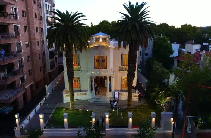 Museo Carlos Alonso - Mansión Stoppel (Av. Emilio Civit 348, Ciudad de Mendoza).