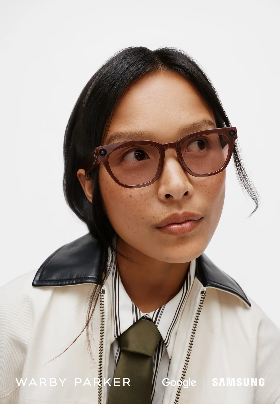 Las nuevas Samsung Smart Glasses incorporan un sistema de cámara frontal y altavoces integrados para el procesamiento de datos.