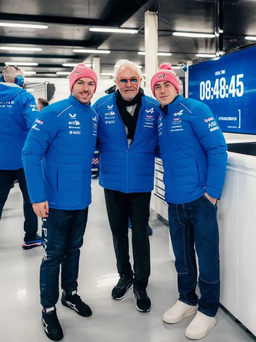Colapinto y Gasly junto a Flavio Briatore en el box de Alpine.