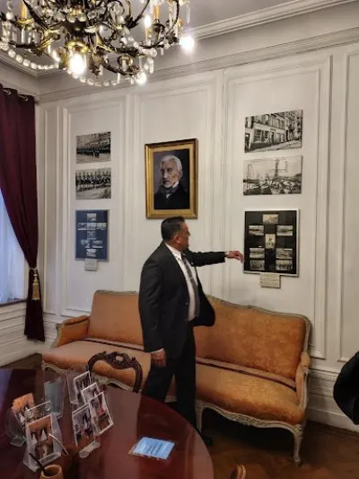 El Suboficial Principal Rubén Torres en pleno recorrido por la Casa, contándonos acerca de diferentes objetos e imágenes exhibidas, y su rol de Conservador.