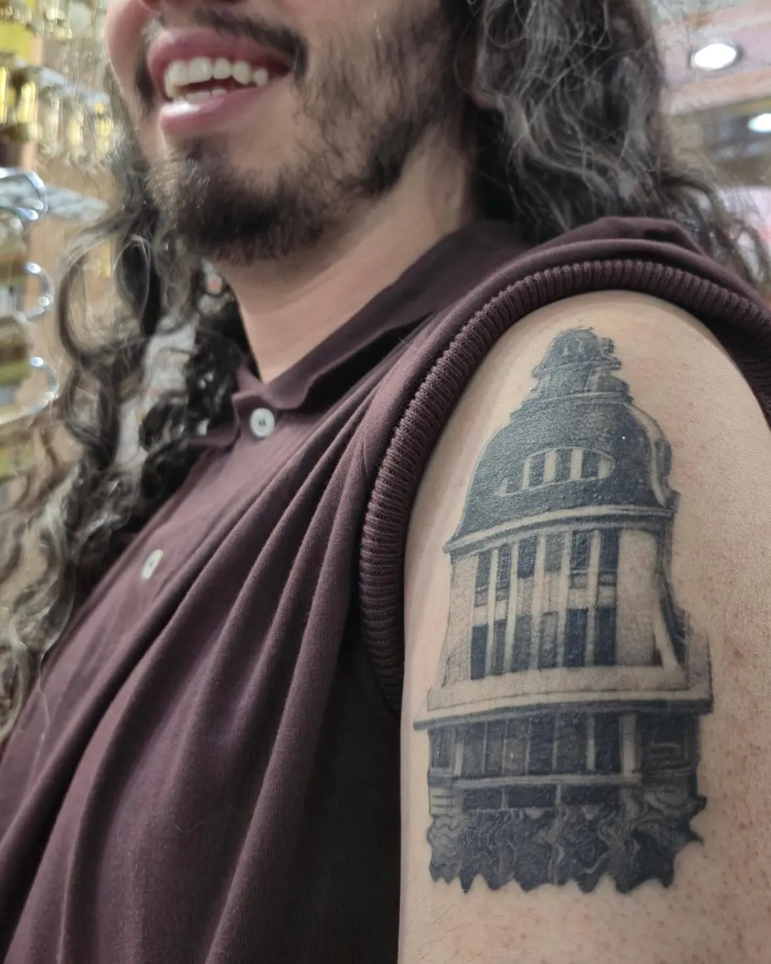 El homenaje a la cúpula del Pasaje San Martín retratado con precisión en el brazo de Iván Catalano.
