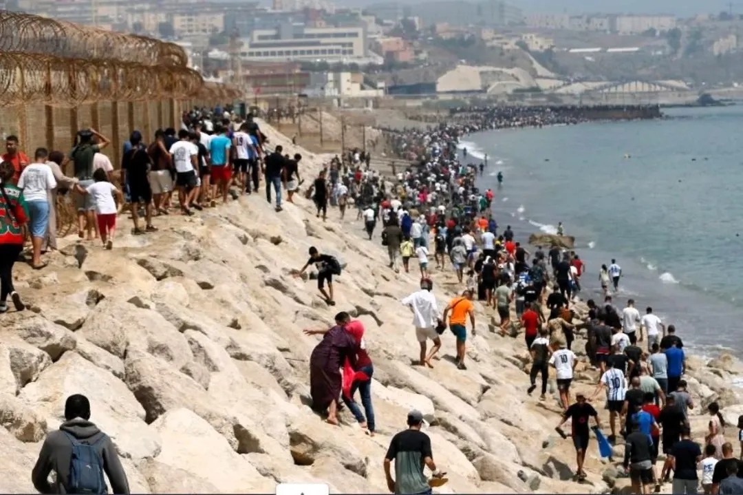 Decenas de miles de migrantes llegaron a Ceuta, España, y la Unión Europea reacciona. Foto Efe