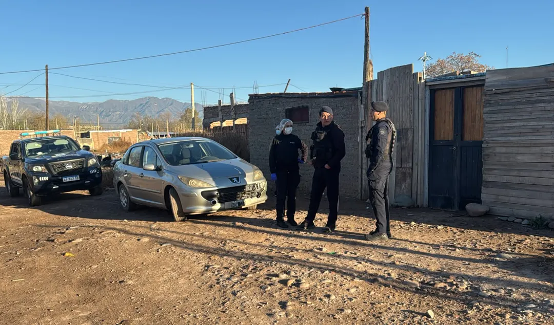 La joven relató que los hombres no viven en el barrio pero mantien vinculos con vecinos de la zona.