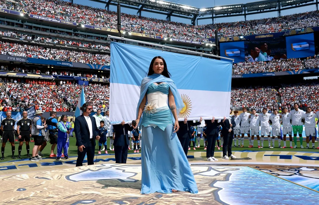 El vestuario utilizado por la artista generó comentarios divididos entre los fanáticos en las plataformas digitales.