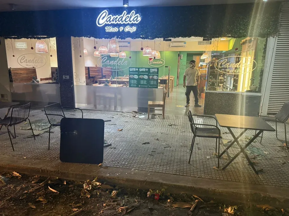 El vidrio quedó destruido en la vereda. 