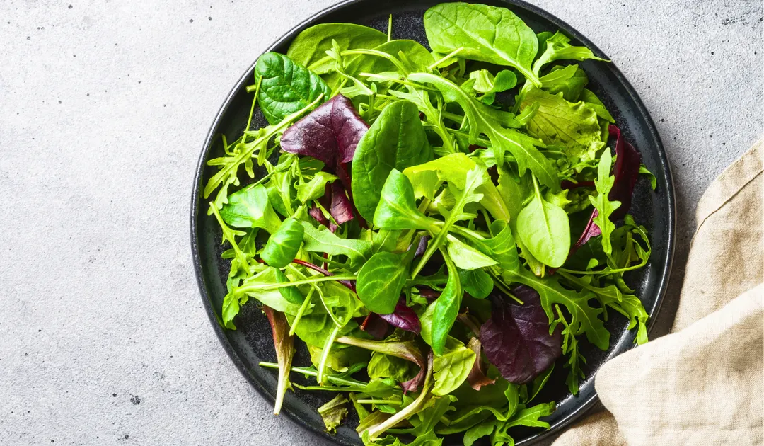 Las hojas se conservan mejor secándolas bien antes de usar. Prepara para el verano esta receta de ensalada de verdes.