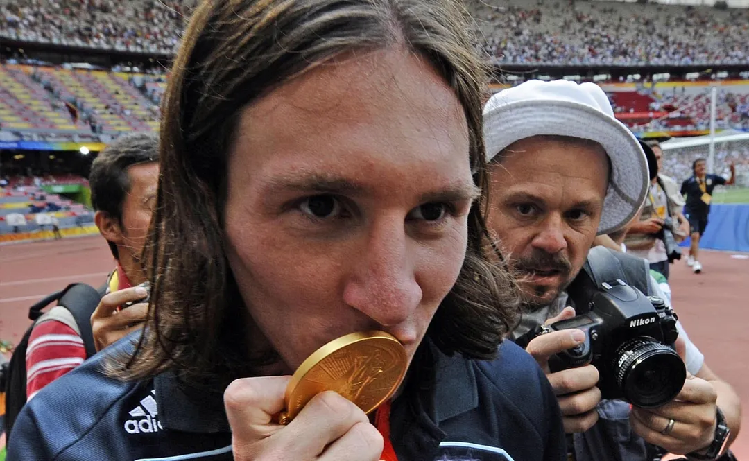 Messi festeja la medalla de oro de los Juegos Olímpicos de Pekín 2008.