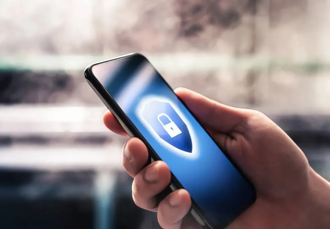 Revisar las funciones del celular antes de salir de casa puede ayudar a evitar conexiones potencialmente peligrosas.