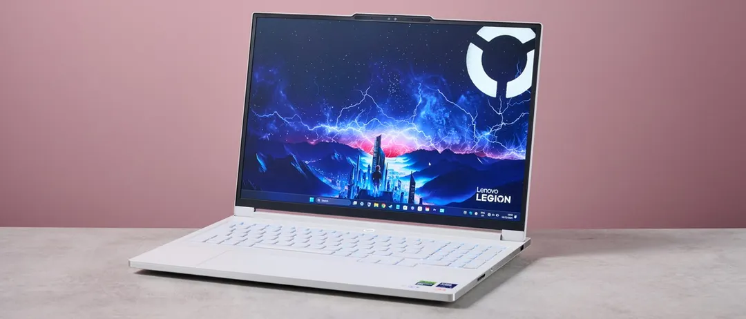 La Lenovo Legion 7i destaca por su elegante diseño térmico y chasis de aluminio blanco.