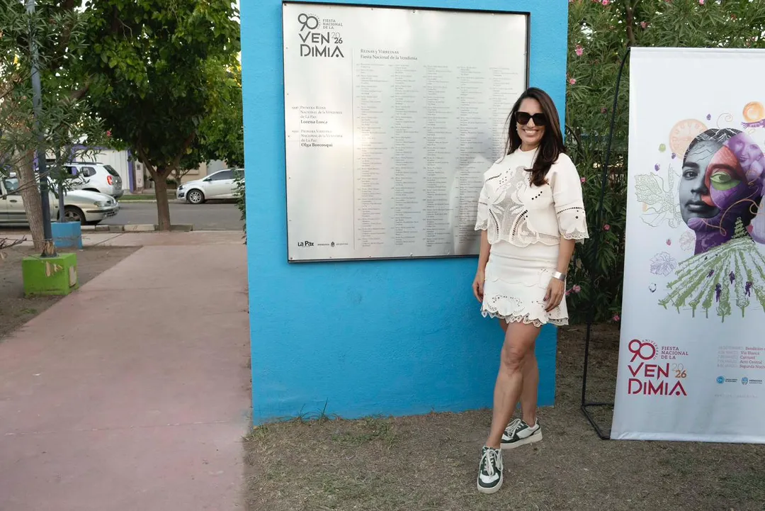 Lorena posando con la placa colocada en La Paz.