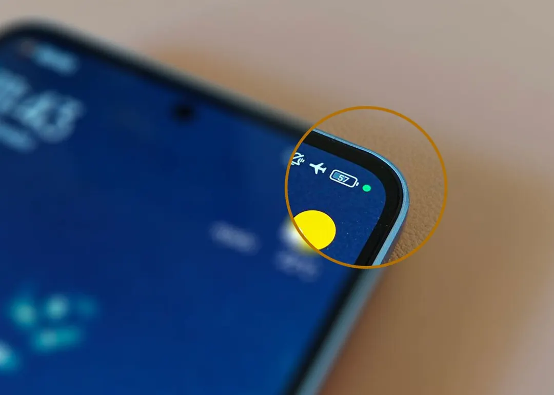 En los teléfonos Android, el punto verde aparece en la zona superior del panel de notificaciones.