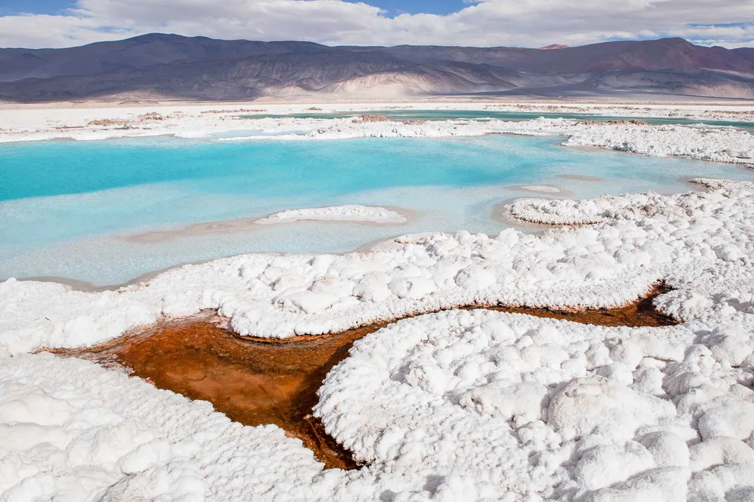 El entorno de salares y lagunas convierte a este pueblo de Catamarca en uno de los paisajes más extremos del país.