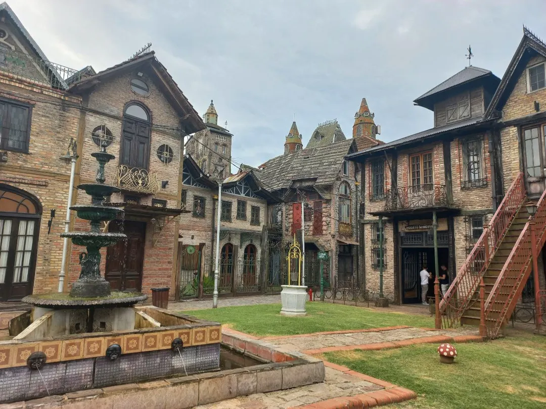 Campanópolis, en La Matanza, es uno de los pueblos más singulares de Buenos Aires, con torres, pasajes y construcciones de estilo medieval.