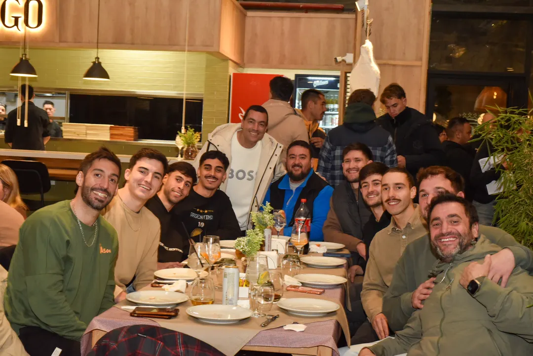 Fede Lama y el equipo de Basquet de Godoy Cruz. Fede Harina, Matias Rosas, Khalil Adaro, Agusto Morales, Festy, Francisco Ozán, Alejo Andrés, Ignacio Garitaonandia.