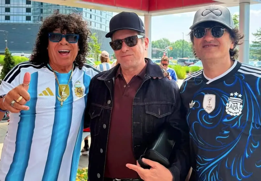 Carlos “La Mona” Jiménez compartió un momento con Andrés Calamaro y Andrés Ciro Martínez antes del partido entre Argentina y España.