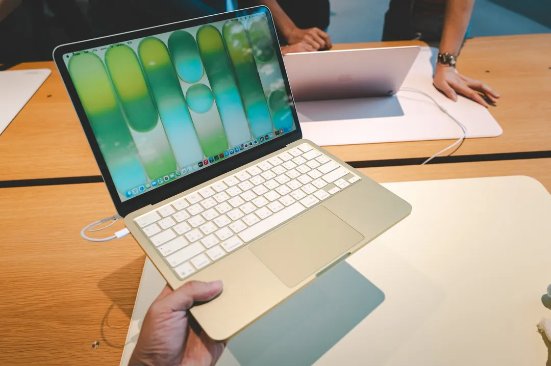 La nueva MacBook NEO integra lo mejor de una tablet en una computadora.