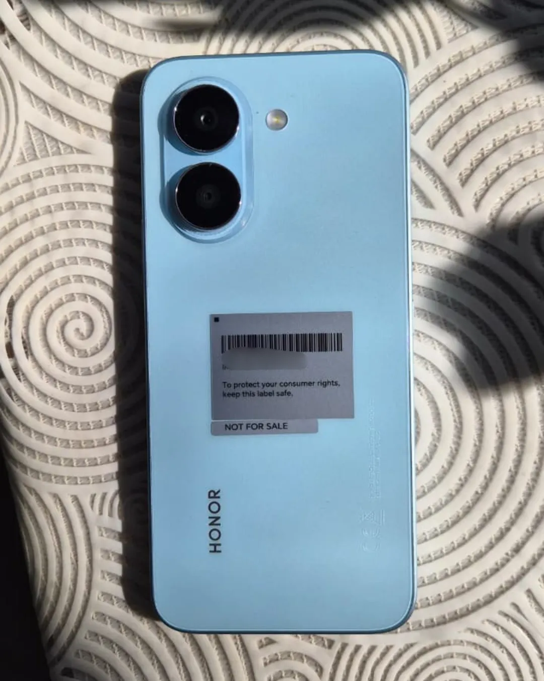 El teléfono de HONOR incluye un módulo doble de cámaras con materiales resistentes.