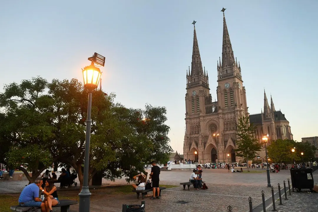 Se esperan millones de personas en la Basílica de Luján para la misa de León XIV. 