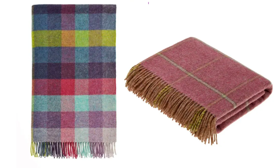 Manta de lana que reinventa el diseño tartán con colores vibrantes, Ideal para cubrir un sillón o colocarla en los pies de una cama. Créditos: wayfair.com