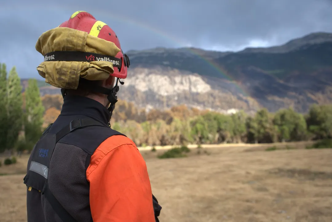 Decenas de brigadistas siguen trabajando para combatir las llamas en otras zonas de Chubut. 