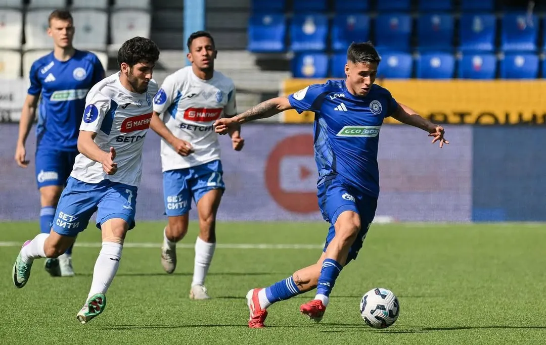 Tomás Muro y Leonel Bucca, volantes mixtos, se suman a Independiente Rivadavia para reemplazar a Luis Sequeira. 