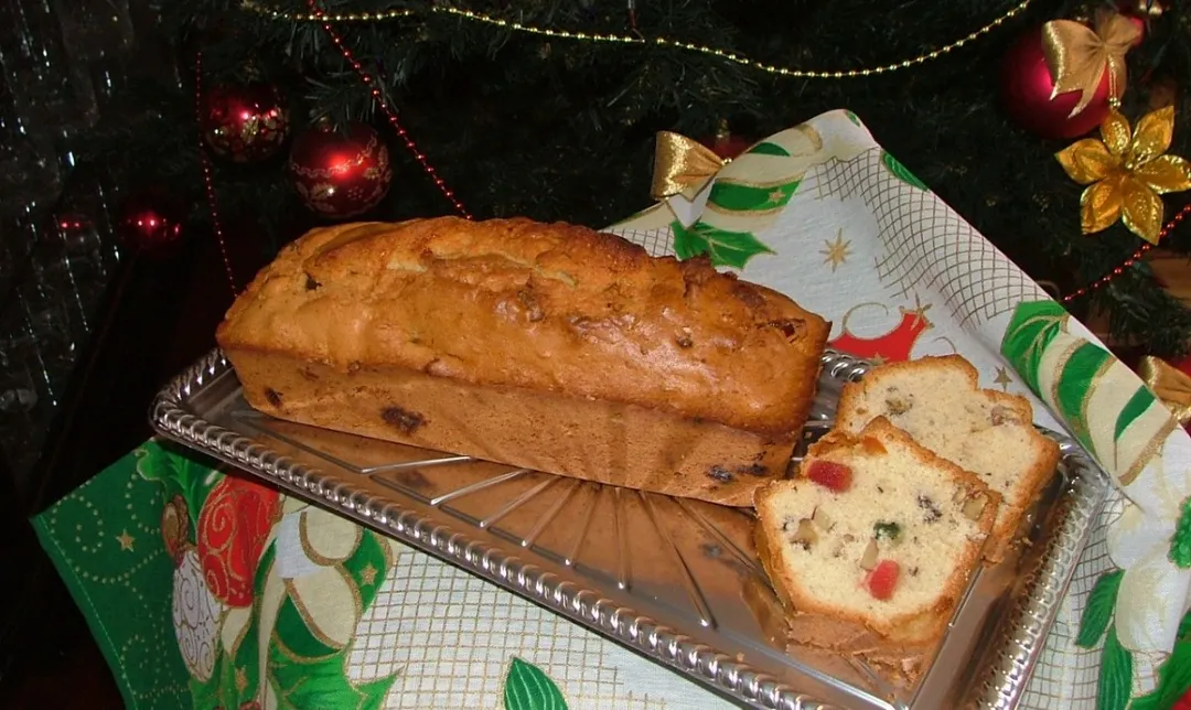 La receta de budín navideño suele prepararse con varios días de anticipación.