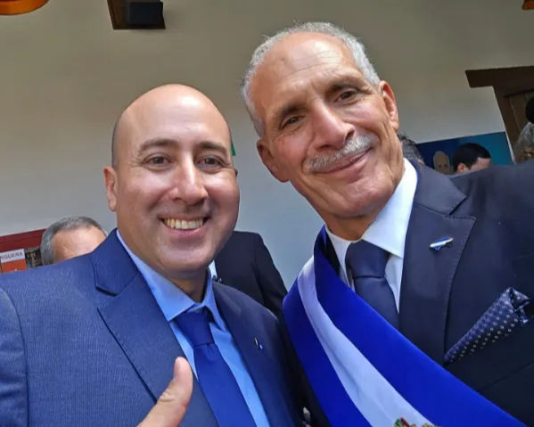 Fernando Cerimedo y el presidente de Honduras, Nasry Asfura. 