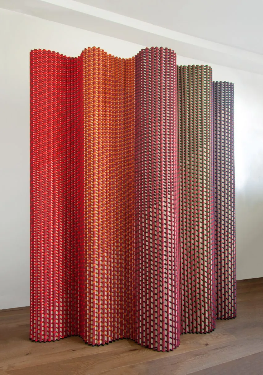El separador hecho con telas de la firma Plissade (con sede en Rotterdam) viene en diferentes colores. Créditos: dezeen.com.