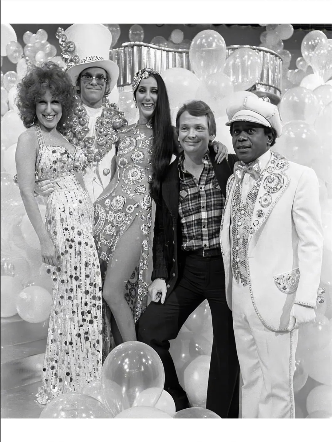 Bette Midler, Elton John, Cher, Bob Mackie y Flip Wilson, en definitiva un desfile de glamour en 1975.