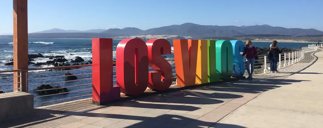 Los Vilos, un pueblo de mar entre Coquimbo y Valparaíso, combina playas amplias, pesca artesanal y una calma difícil de encontrar en verano.