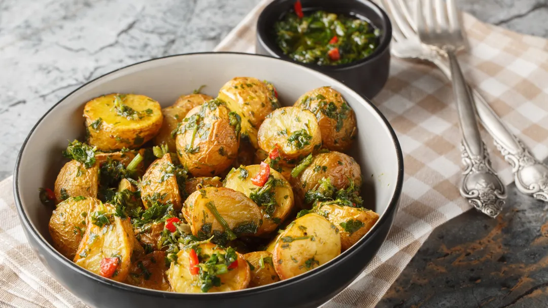 Receta súper fácil de papas fritas rústicas con chimichurri