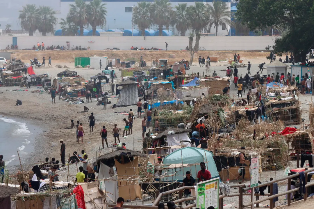 Cerca de 100 construcciones precarias ya forman parte del asentamiento levantado en una playa de Ceuta.