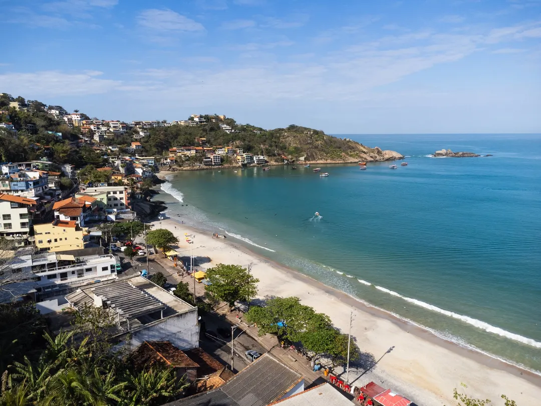 Barra de Guaratiba sorprende con sus playas escondidas y su cocina frente al mar.