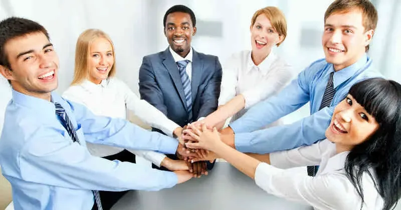 Personas, empresas, instituciones e incluso países enteros muchas veces actúan como si fueran el centro absoluto del cuerpo.