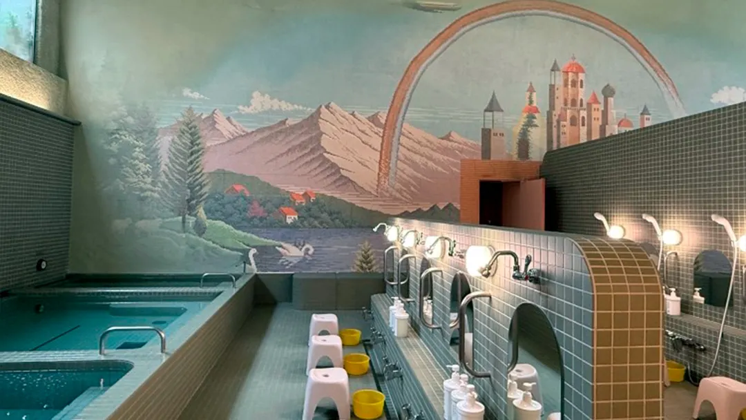 Un baño público  en el corazón del complejo Koganeyu Shinjuku, con una arquitectura que superpone pasado con futuro. Forma parte de un complejo comercial que cuenta también con cafés y restaurantes en el que el baño también tiene sauna para así lograr el propósito de generar bienestar. De este modo, todo se resume en la idea de comprar y también crear recuerdos y experiencias compartidas.